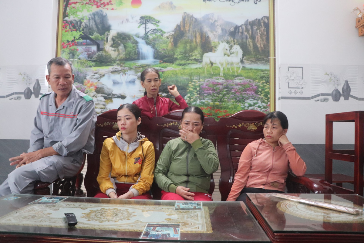 Vụ 15 ngư dân gặp nạn trên biển: Trông chờ vào phép mầu Vu 15 ngu dan gap nan tren bien: Trong cho vao phep mau