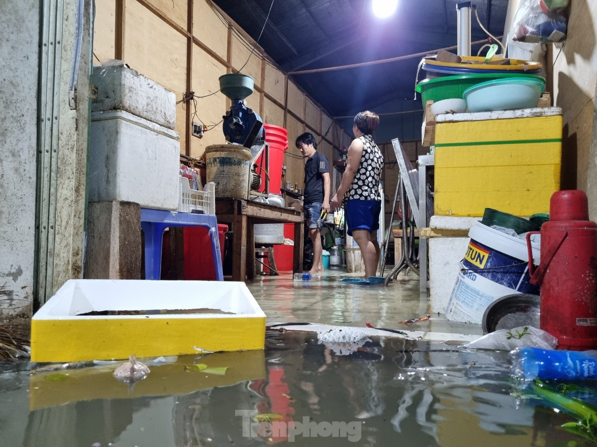 Nước tràn vào nhà dân rất nhanh. Các hộ dân tất bật cả tối dọn đồ đạc, kê gác những thiết bị điện lên để khỏi bị chập chạm.