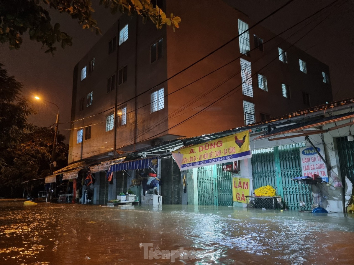 Đường Phong Bắc 15 (quận Cẩm Lệ) bị nước tấn công từ cuối chiều. (Ảnh: Thanh Trần)