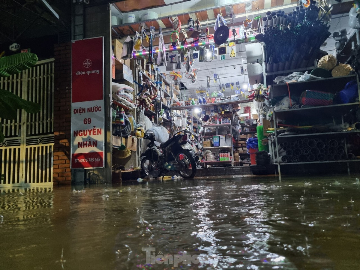 Những hộ kinh doanh buôn bán "bó gối" vì nước bủa vây.