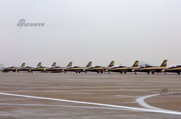 Không quân UAE được ghi nhận là đang sở hữu khoảng 10 chiếc MB-339NAT, chủ yếu phục vụ trong đội bay biểu diễn. Màu sơn chủ đạo của đội bay Al Fursa là màu vàng, đen.