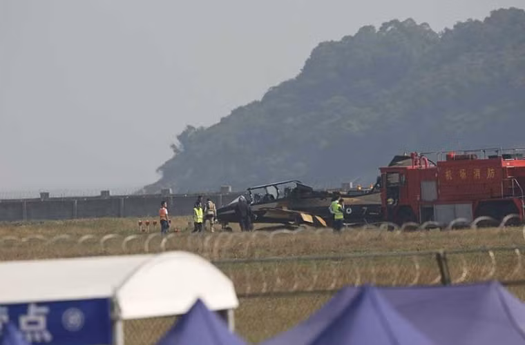 Quan sát bức ảnh được cư dân mạng chụp tại hiện trường cho thấy chiếc MB-339 khi hạ cánh có lẽ đã vượt ra ngoài đường băng. Vụ việc có thể khiến máy bay bị hỏng hóc nhỏ, không ghi nhận thương vong.