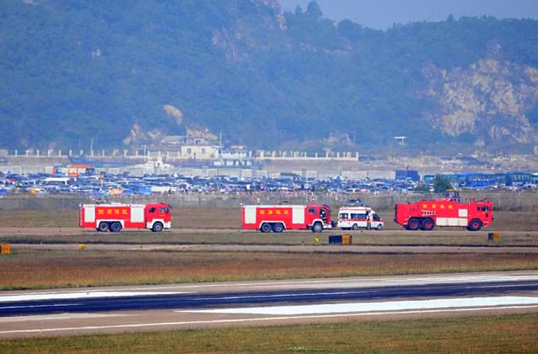 Trong ảnh, xe cứu hỏa, cứu thương đổ xô tới hiện trường vụ việc.