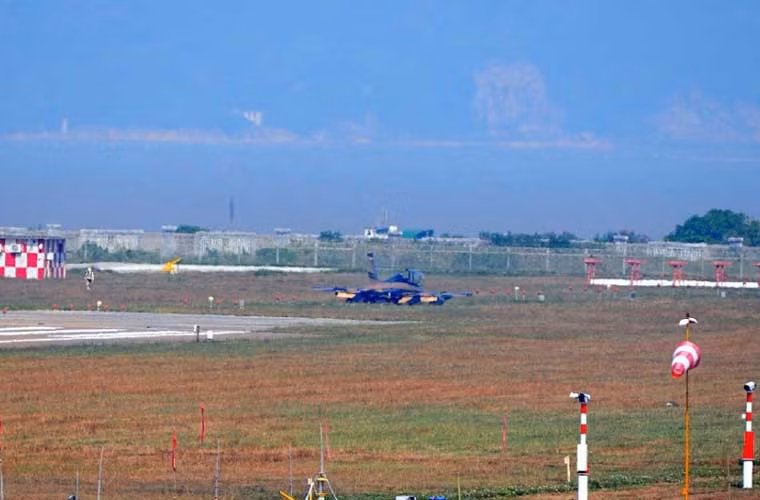 Theo trang mạng Sina, trong ngày cuối cùng triển lãm hàng không quốc tế tổ chức ở Chu Hải, Trung Quốc (11-16/11), một chiếc máy bay phản lực MB-339 của phi đội bay biểu diễn Không quân Các Tiểu Vương quốc Ả Rập thống nhất (UAE) đã gặp nạn khi hạ cánh.