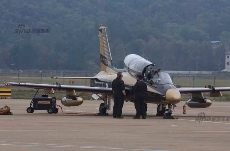 MB-339 là máy bay huấn luyện chiến đấu kiêm cường kích hạng nhẹ do hãng Alenia Aermacchi (Italy) sản xuất. Máy bay được trang bị một động cơ Viper Mk.632 cho tốc độ tối đa 926km/h, tầm bay 1.760km.