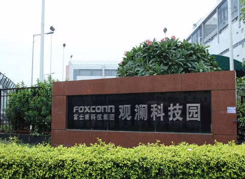 Foxconn kết hợp với 7-Eleven để sản xuất điện thoại thông minh và máy tính bảng. Hãng cung cấp thiết bị điện tử lớn nhất cho Apple này đã quyết định ký hợp đồng bán thiết bị di dộng thông qua hệ thống cửa hàng 7-Eleven tại Đài Loan.