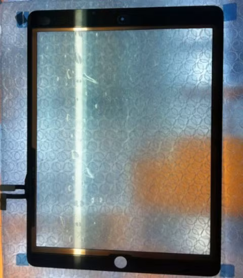 Lộ màn hình của iPad 5. Màn hình đủ lớn với kích thước 9,7 inch, với đường viền mỏng hơn so với những thế hệ iPad trước.