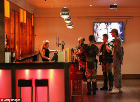 Các “anh lính” trong những câu chuyện viễn tưởng đang nghỉ ngơi trong khách sạn sau một ngày tham gia nhiều hoạt động “quái dị”.