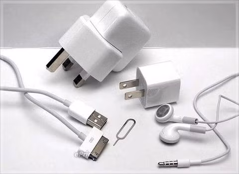 Apple mua lại sạc của hãng thứ 3. Apple đang bắt đầu chiến dịch mua lại sạc do bên thứ 3 sản xuất sau sự cố người dùng bị điện giật chết do mua phải sạc điện do bên thứ 3 sản xuất tại Trung Quốc. Mỗi sạc điện không phải của Apple sẽ được mua lại với giá 10 USD.