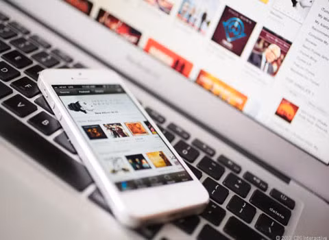 Dịch vụ iTunes đột nhiên “mất tích”. Ngày 7/8, một vài người dùng đã không thể sử dụng một số dịch vụ có liên quan đến iTunes, bắt đầu từ 8h20 sáng (theo giờ Mỹ), như App Store, iTunes Store, Mac App Store hay iBookstore. Họ không để tải về những nội dung đã được mua trước đó, không thể hồi phục ứng dụng và nhạc từ iCloud hay sử dụng iTunes Match.