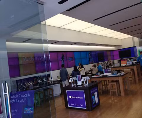 Gian hàng giới thiệu sản phẩm Apple đang là nỗi buồn của Apple? Các gian hàng trưng bày của Apple vừa nhận được hàng loạt những phản hồi không tốt. Số lượng hàng bán ra trên một mét vuông sản phẩm đang giảm. Nguyên nhân được cho là do Apple chưa có một sản phẩm nào mới, có tác dụng khuấy đảo thị trường.