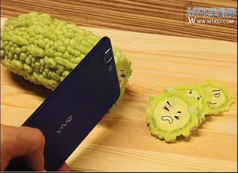 Điện thoại mỏng nhất thế giới Vivo X3 có thể thái được rau. Chiếc điện thoại thông minh sắp được ra mắt (ngày 22/8) của công ty Trung Quốc BBK được coi là chiếc điện thoại thông minh mỏng nhất thế giới, với độ dày chỉ khoảng 5,6mm. Và để chứng minh độ sắc nhọn của nó, công ty này đã cho điện thoại thử sức với vai trò của một con dao: dùng nó để cắt dưa chuột, ngô và cà. Điện thoại có màn hình 5 inch, độ phân giải 1080p, lõi tứ.