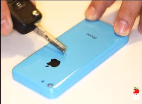 iPhone 5C thử độ bền. Một tờ báo ở Đài Loan vừa đưa tin kèm video về cuộc thử nghiệm với vỏ của iPhone 5C. Theo đó, vỏ iPhone tuy làm bằng vật liệu rẻ tiền hơn nhưng cũng khá bền, không dễ xước.