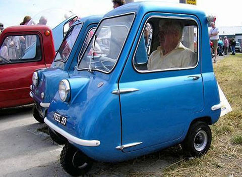 Ô tô. Chiếc ô tô Peel P50 Microcar từ những năm 60 đã lại một lần nữa thu hút sự chú ý của dư luận khi phiên bản siêu nhỏ của nó được đưa lên màn hình trong seri phim Top Gear của Anh. Chiếc ô tô bé nhất này được bán cho Anh với giá 200 USD. Nó hoạt động với động cơ 49 cc, với 3 số, 3 bánh. Ô tô có 1 chỗ ngồi, 1 cửa, 1 thanh gạt nước, 1 đèn trước. Nó có thể di chuyển với tốc độ 72 km/h, chạy gas hoặc điện. P50 chỉ dài có 137 cm.