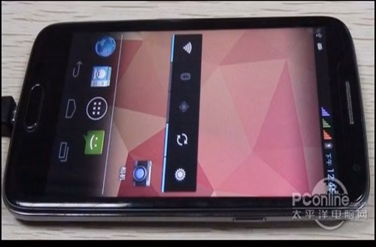 Điện thoại 3 Sim đầu tiên trên thế giới. Chiếc điện thoại này là sản phẩm của công ty GooPhone, 1 công ty chuyên sản xuất các sản phẩm nhái, giá rẻ của các thiết bị thương hiệu trên thế giới. Nó có tên gọi GooPhone X1+. Điện thoại sử dụng một vài phiên bản của hệ điều hành Android và có phần cứng khá giống với Samsung Galaxy S III. Ngoài ra, điện thoại còn hỗ trợ thẻ microSD.