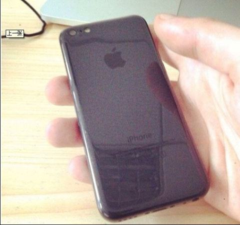 iPhone 5C đen lần đầu ra mắt. Đây là lần đầu tiên hình ảnh về chiếc điện thoại 5C màu đen được ra mắt dù trước đó chúng ta thấy nhiều màu sắc khác của chiếc điện thoại này như xanh, vàng, đỏ, trắng và xanh lá cây.