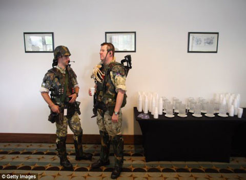 Những người tham dự cuộc gặp trong trang phục người lính đang uống nước trong giờ nghỉ.