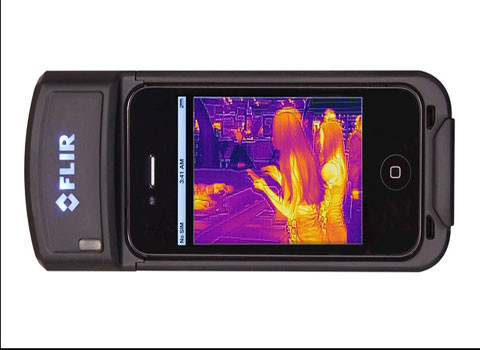 iPhone sắp có camera hồng ngoại? Trong cuộc triển lãm thiết bị không người điều khiển quốc tế tại Washington DC, một công ty có tên FLIR đã giới thiệu một mẫu thiết bị, giúp áp dụng camera hồng ngoại vào iPhone của Apple. Thiết bị này dày khoảng gần 2cm, với độ phân giải 480x640, giúp người dùng có thể nhìn thấy trong bóng tối ở khoảng cách 274 m.