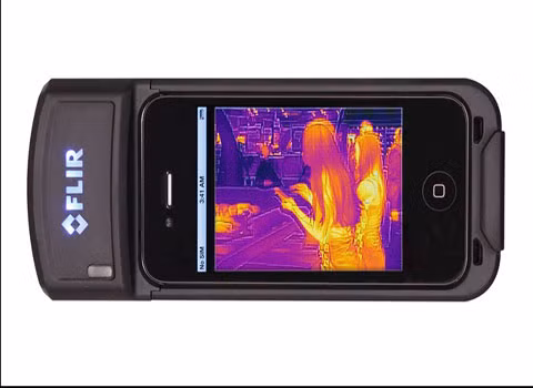 iPhone sắp có camera hồng ngoại? Trong cuộc triển lãm thiết bị không người điều khiển quốc tế tại Washington DC, một công ty có tên FLIR đã giới thiệu một mẫu thiết bị, giúp áp dụng camera hồng ngoại vào iPhone của Apple. Thiết bị này dày khoảng gần 2cm, với độ phân giải 480x640, giúp người dùng có thể nhìn thấy trong bóng tối ở khoảng cách 274 m.