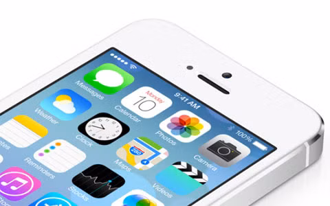 Apple ra mắt iOS 7 vào ngày 10/9. Thông tin này được khẳng định trong bức thư của công ty Nuance,công ty phát triển Siri, gửi tới các nhà phát triển, trong đó khẳng định hệ điều hành này ra mắt ngày 10/9.