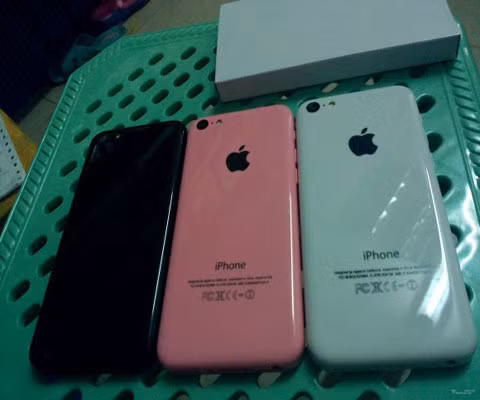 Hình ảnh iPhone 5S, 5C trên mạng là giả? Một tài khoản có tên Skyline trên mạng Weiphone, Trung Quốc đã chứng minh được có thể rất nhiều hình ảnh về mẫu iPhone 5S và 5C là sản phẩm của các nhà sáng tạo không chuyên. Skyline đã thử nghiệm tạo màu hồng cho chiếc điện thoại iPhone 5C. Hiện tại, bạn có thể mua được những mẫu điện thoại iPhone 5S giả Huaqiang, Thâm Quyến.