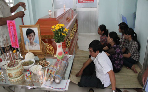 Gia đình ông Thông đau xót vì mất con.