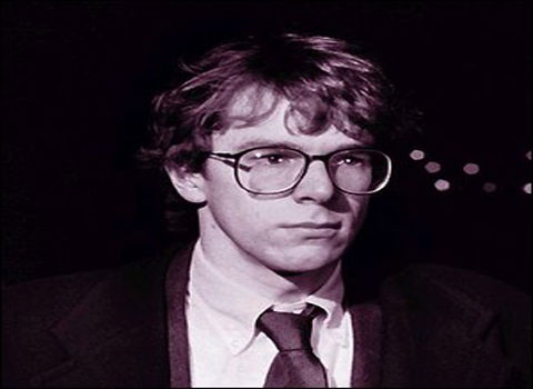 Sự việc tin tặc tấn công hệ thống thông tin tại Cảng hàng không quốc tế Nội Bài, Tân Sơn Nhất và trang chủ của Liên đoàn bóng đá Việt Nam (VFF) đang nóng dư luận. Trên thực tế, lịch sử làng công nghệ thế giới từng chứng kiến không ít những vụ tin tặc tấn công bất ngờ và xuất hiện các hacker vô cùng đình đám, trong đó phải kể đến Robert Tappan Morris. Đây là tác giả đầu tiên của những “con sâu” virus. Năm 1988, khi vừa tốt nghiệp trường đại học Cornell, Morris đã tạo ra con sâu virus đầu tiên và tung nó lên mạng Internet. Anh ta cho rằng cuộc thử nghiệm này đã đi quá xa, không như mong muốn của anh. Con sâu này tỏ ra khá nguy hiểm khi nó nhanh chóng nhân bản, làm chậm máy tính, tới mức máy tính không thể hoạt động được. Sau khi chịu án tù 3 năm, Morris đã nhận được bằng giáo sư tại trường đại học Harvard và kiếm được hàng triệu USD từ việc thiết kế phần mềm. Hiện ông đang là giáo sư khoa học máy tính thuộc Học viện công nghệ Massachussetts.