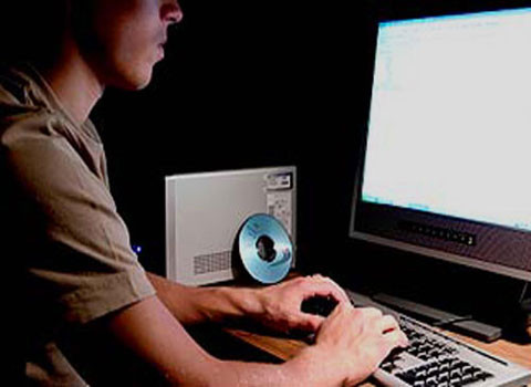  Dmitri Galushkevich. Đây là một cư dân Nga nhưng sống ở Estonia. Anh chàng này khi phạm tội mới 20 tuổi. Chính quyền Estonia cho rằng anh này buộc phải chịu trách nhiệm trước việc các máy tính của nước này không hoạt động được do quá tải, các máy rút tiền tự động cũng không hoạt động được, các trang web không thể tải về, các hệ thống của ngân hàng bị đóng cửa…