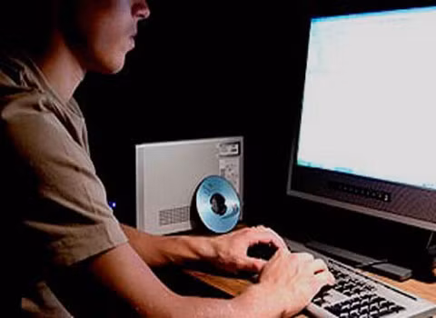  Dmitri Galushkevich. Đây là một cư dân Nga nhưng sống ở Estonia. Anh chàng này khi phạm tội mới 20 tuổi. Chính quyền Estonia cho rằng anh này buộc phải chịu trách nhiệm trước việc các máy tính của nước này không hoạt động được do quá tải, các máy rút tiền tự động cũng không hoạt động được, các trang web không thể tải về, các hệ thống của ngân hàng bị đóng cửa…