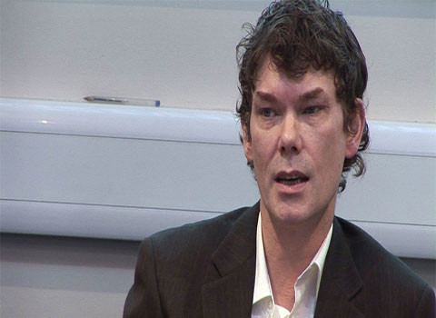  Gary McKinnon (Solo). McKinnon, một người Anh, là một người theo thuyết âm mưu. Anh này đã tấn công vào máy tính của Bộ Quốc Phòng Mỹ, Lục quân, Không quân, Hải quân, NASA chỉ để tìm thông tin về con tàu du hành đầy dầu của người ngoài hành tinh. McKinnon tin rằng chính phủ Mỹ đang giấu công nghệ ngoài hành tinh, giúp chúng ta giải quyết được cuộc khủng hoảng năng lượng thế giới.