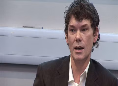  Gary McKinnon (Solo). McKinnon, một người Anh, là một người theo thuyết âm mưu. Anh này đã tấn công vào máy tính của Bộ Quốc Phòng Mỹ, Lục quân, Không quân, Hải quân, NASA chỉ để tìm thông tin về con tàu du hành đầy dầu của người ngoài hành tinh. McKinnon tin rằng chính phủ Mỹ đang giấu công nghệ ngoài hành tinh, giúp chúng ta giải quyết được cuộc khủng hoảng năng lượng thế giới.