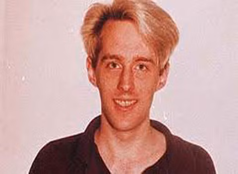  Kevin Poulsen (Dark Dante). Hiện giờ là biên tập viên trong tạp chí công nghệ Wired nhưng vào những năm 1980, Kevin Poulsen cũng chỉ là một chuyên gia “ăn cắp điện thoại”. Sau đó, Poulsen còn thâm nhập cả vào cơ sở dữ liệu của FBI và bị bắt năm 1991.