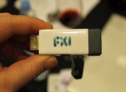 Máy tính cá nhân. Công nghệ FXI của Na Uy đã đem đến cho thế giới một chiếc máy tính cá nhân siêu nhỏ, có tên FXI Cotton Candy. Chiếc máy tính có hình dạng và kích thước giống một chiếc USB. Chiếc máy tính này sử dụng hệ điều hành Android hoặc Ubuntu, bộ vi xử lý ARM lõi đôi 1,2 GHz, bộ vi xử lý đồ họa lõi tứ ARM 1GHz, RAM 1 Gb, bộ nhớ trong 64 Gb. Nó có cả Wifi, Bluetooth, đầu ra video 1080 HD. Đặc biệt, chiếc máy tính này chỉ có giá 200 USD.