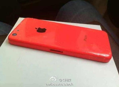 Apple iPhone 5C vỏ nhựa đỏ ra mắt. Cùng với hàng loạt màu được ra mắt trước đó như màu vàng, xanh lá cây, xanh da trời và trắng, vỏ nhựa màu đỏ là một sự bổ sung mới trong bộ sưu tập màu của iPhone 5C. Tuy chưa có khẳng định chính thức từ Apple, nhưng điều này thêm một lần nữa củng cố thông tin về sự ra mắt trong thời gian tới của iPhone 5C.