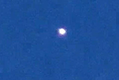 Bóng bay. Trưa ngày 13/10, hàng trăm người ở khu vực cận Manhattan đã nhìn thấy một đám sáng bạc trên bầu trời. Rất nhiều người cũng đã nghĩ đến kịch bản về sự xuất hiện của UFO. Thực ra, đây chính là một chùm 12 quả bóng heli, được thả ra từ một bữa tiệc đính hôn của một giáo viên, tổ chức trong khu vực.