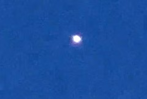 Bóng bay. Trưa ngày 13/10, hàng trăm người ở khu vực cận Manhattan đã nhìn thấy một đám sáng bạc trên bầu trời. Rất nhiều người cũng đã nghĩ đến kịch bản về sự xuất hiện của UFO. Thực ra, đây chính là một chùm 12 quả bóng heli, được thả ra từ một bữa tiệc đính hôn của một giáo viên, tổ chức trong khu vực.