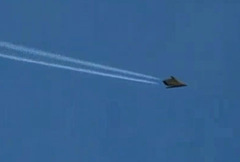 Máy bay. Đây là một minh chứng cho thấy bất kỳ một vật lỳ lạ nào cũng có thể khiến người ta lầm tưởng với UFO. Trưa ngày 12/8/2013, cả nước Mỹ nhốn nháo vì phát hiện ra một tên lửa bí ẩn được bắn đi từ bờ biển California, tạo ra một vệt khói dày, dài. Sau khi kiểm tra kỹ lưỡng, các nhà chức trách Mỹ cho biết đó là một máy bay phản lực thông thường nhưng phải bay vòng vòng lâu hơn thời gian dự kiến. Tuy vậy, đám khói dày đặc vòng quanh Mặt trời trên đã khiến nhiều người lầm tưởng đó là dấu hiệu của sự xuất hiện của UFO.