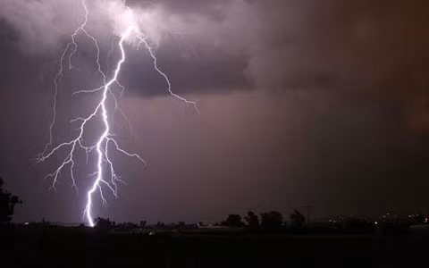 Chớp. Những cảnh tượng có sự xuất hiện của UFO thường đi liền với các hiện tượng thiên nhiên, như các tia chớp, xuất hiện trong các cơn bão. Các tia chớp có thể có hình dạng của những quả bóng điện, xuất hiện với tốc độ nhanh, có thể là những vệt sọc kéo dài hoặc có hình tua. Và trong thứ ánh sáng mờ ảo đó, bạn dễ "nhìn"thấy UFO.