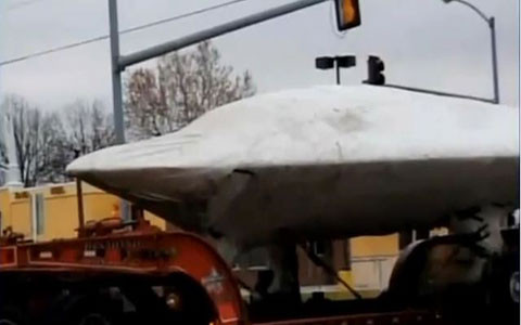 Thử nghiệm quân sự. Cuối những năm 40, đầu những năm 50, rất nhiều UFO và người ngoài hành tinh được phát hiện ở New Mexico, Mỹ. Thực ra thời gian này, lực lượng Không quân Mỹ đã tiến hành hàng loạt các thí nghiệm siêu bí mật. Một trong những chương trình như thế là dự án Mogul. Dự án này là đưa các quả bóng, có mang theo micro tới vĩ tuyến cao để bắt sóng âm thanh do các cuộc thử nghiệm bom nguyên tử của Xô Viết gây ra. Không quân Mỹ cũng đã thừa nhân, năm 1947, một trong những quả bóng này đã bị nổ, gây ra một đám bụi lớn mà người ta vẫn gọi là Sự kiện UFO Roswell.