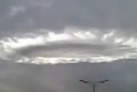 Đám mây hình thù kỳ lạ. Tháng 10/2012, một vầng hào quang khổng lồ đã xuất hiện trên bầu trời Moscow. Cảnh tượng này được quay lại và tung lên YouTube và nhanh chóng thổi bùng lên những tin đồn về sự xuất hiện của UFO. Các nhà khí tượng học thì lại có lời giải thích cho riêng mình. Theo họ, đây là một hiện tượng ảo giác. Một đám mây tròn được tạo thành bởi những tinh thể đá, giọt nước siêu lạnh, dưới nhiệt độ đóng băng, nhưng vẫn ở thể lỏng. Đặc tính vật lý khiến chúng dính lấy nhau, nhưng nó khá mỏng manh. Chỉ cầ một chiếc máy bay phản lực, một cơn gió… là có thể tạo ra một cái lỗ lớn cho đám mây.