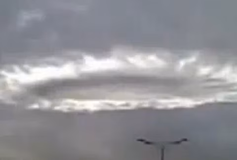 Đám mây hình thù kỳ lạ. Tháng 10/2012, một vầng hào quang khổng lồ đã xuất hiện trên bầu trời Moscow. Cảnh tượng này được quay lại và tung lên YouTube và nhanh chóng thổi bùng lên những tin đồn về sự xuất hiện của UFO. Các nhà khí tượng học thì lại có lời giải thích cho riêng mình. Theo họ, đây là một hiện tượng ảo giác. Một đám mây tròn được tạo thành bởi những tinh thể đá, giọt nước siêu lạnh, dưới nhiệt độ đóng băng, nhưng vẫn ở thể lỏng. Đặc tính vật lý khiến chúng dính lấy nhau, nhưng nó khá mỏng manh. Chỉ cầ một chiếc máy bay phản lực, một cơn gió… là có thể tạo ra một cái lỗ lớn cho đám mây.