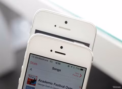 Tin đồn về iPhone 5S, iphone 5C từ Việt Nam khuấy đảo trang tin công nghệ quốc tế. Trang tin Tinh te vừa tung ra loạt ảnh, trong đó có sự xuất hiện của cả 2 “bom tấn” của Apple trong thời gian tới là iPhone 5S và iPhone 5C. iPhone 5S gần như là “bản sao” của iPhone 5, tuy có điểm khác là có đèn flash LED kép ở đằng sau. Vị trí loa và cảm ứng được thiết kế trong cùng một lỗ. Còn iPhone 5C có cùng kích thước với iPhone 5, có góc tròn, vỏ nhựa, khá giống với iPhone 3GS.