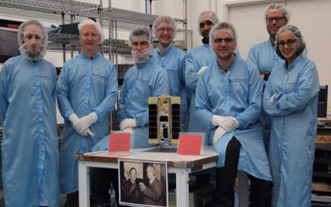  Smartphone nạp điện thoại cho vệ tinh. Vào tháng 2/2013, chiếc smartphone Google Nexus One đã được đưa vào quỹ đạo để trở thành “bộ óc” của vệ tinh STRaND-1. Đây là một dự án hợp tác giữ Trung tâm vũ trụ thuộc đại học Surrey và Công ty công nghệ vệ tinh Surrey, Anh. Chiếc điện thoại thông minh được nạp năng lượng bằng vệ tinh nano này sẽ chạy các ứng dụng thử nghiệm thu thập dữ liệu từ không gian.