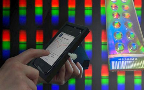  Smartphone như phòng thí nghiệm di động? Các nhà nghiên cứu thuộc đại học Illinois, Mỹ đã phát triển một cái giá và một ứng dụng cho phép biến điện thoại iPhone thành một phòng thí nghiệm di động. “Phòng thí nghiệm” này sử dụng camera để tìm kiếm chất độc, protein, vi khuẩn, virus và nhiều tổ chức hữu cơ khác. Cái giá có chứa nhiều bộ phận nhỏ, được tìm thấy trong nhưng thiết bị thí nghiệm đắt tiền khác.