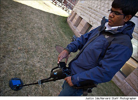  Smartphone dò kim loại. Chiếc từ kế có trong smartphone Android có một công dụng không ngờ. Theo tờ Medgadget, cảm ứng trong điện thoại tuy không đủ mạnh để tìm kiếm kim loại ở khoảng cách xa, nhưng đây cũng là một công dụng rất hay của smartphone.