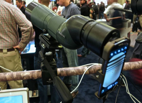  Ống ngắm smartphone. Bạn nghĩ sao nếu có trong tay một khẩu súng, với bộ ống ngắm là điện thoại iPhone? Thiết bị này được Intelliscope rao bán với giá 99 USD. Nó có thể đo được tốc độ gió và hướng gió, đưa ra dữ liệu la bàn một cách chi tiết, hiện số lượng đạn, có thể phóng to và quay video.