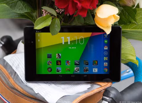 Google Nexus 7 mới có vấn đề với GPS. Trên một vài diễn đàn online, vài người sở hữu Google Nexus 7 đã cho biết họ gặp vấn đề về hệ thống định vị GPS, máy tự động không kết nối chỉ sau 2 phút sử dụng.