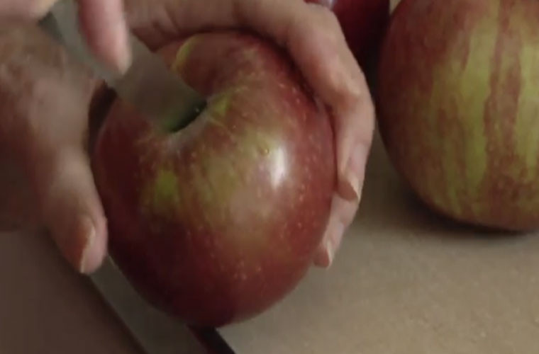 Mua iPhones, nhận được… táo. Một phụ nữ Australia đã đặt mua 2 chiếc iPhone với giá 1.300 USD trên một trang mạng có tên Gumtree, nhưng khi mở 2 gói hàng nhận được thì chỉ có 2 quả táo bên trong.