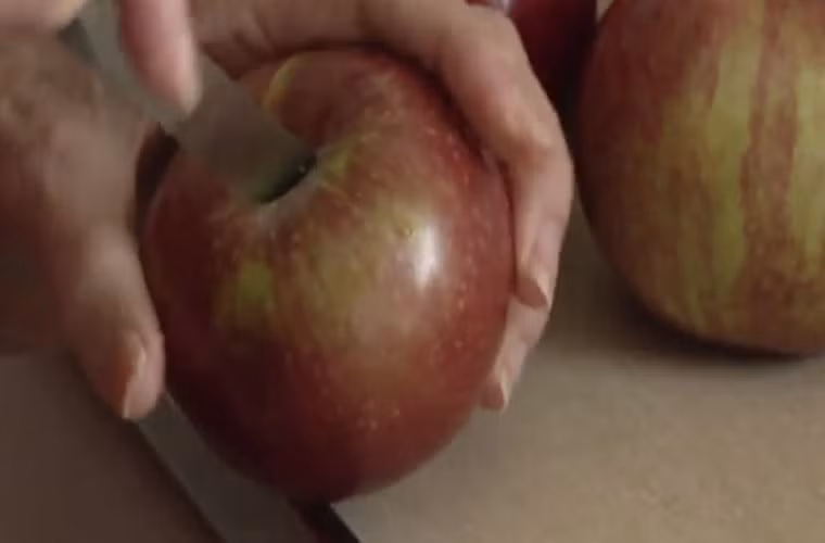 Mua iPhones, nhận được… táo. Một phụ nữ Australia đã đặt mua 2 chiếc iPhone với giá 1.300 USD trên một trang mạng có tên Gumtree, nhưng khi mở 2 gói hàng nhận được thì chỉ có 2 quả táo bên trong.