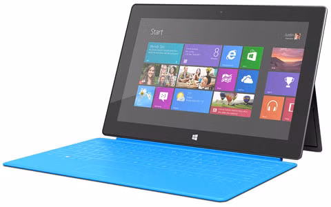 Nhà đầu tư kiện Microsoft vì thông tin sai lệch về Surface RT. Công ty luật Robbins Geller Rudman&amp;Dowd LLP đã khởi kiện Microsoft do đưa ra những thông tin sai lệch và gây hiểu lầm về máy tính bảng Surface RT trong thời gian từ 18/4 đến 18/7/2013. Công tu luật này cho rằng Microsoft biết tình hình tiêu thụ RT rất tệ nhưng vẫn đánh lừa các nhà đầu tư.